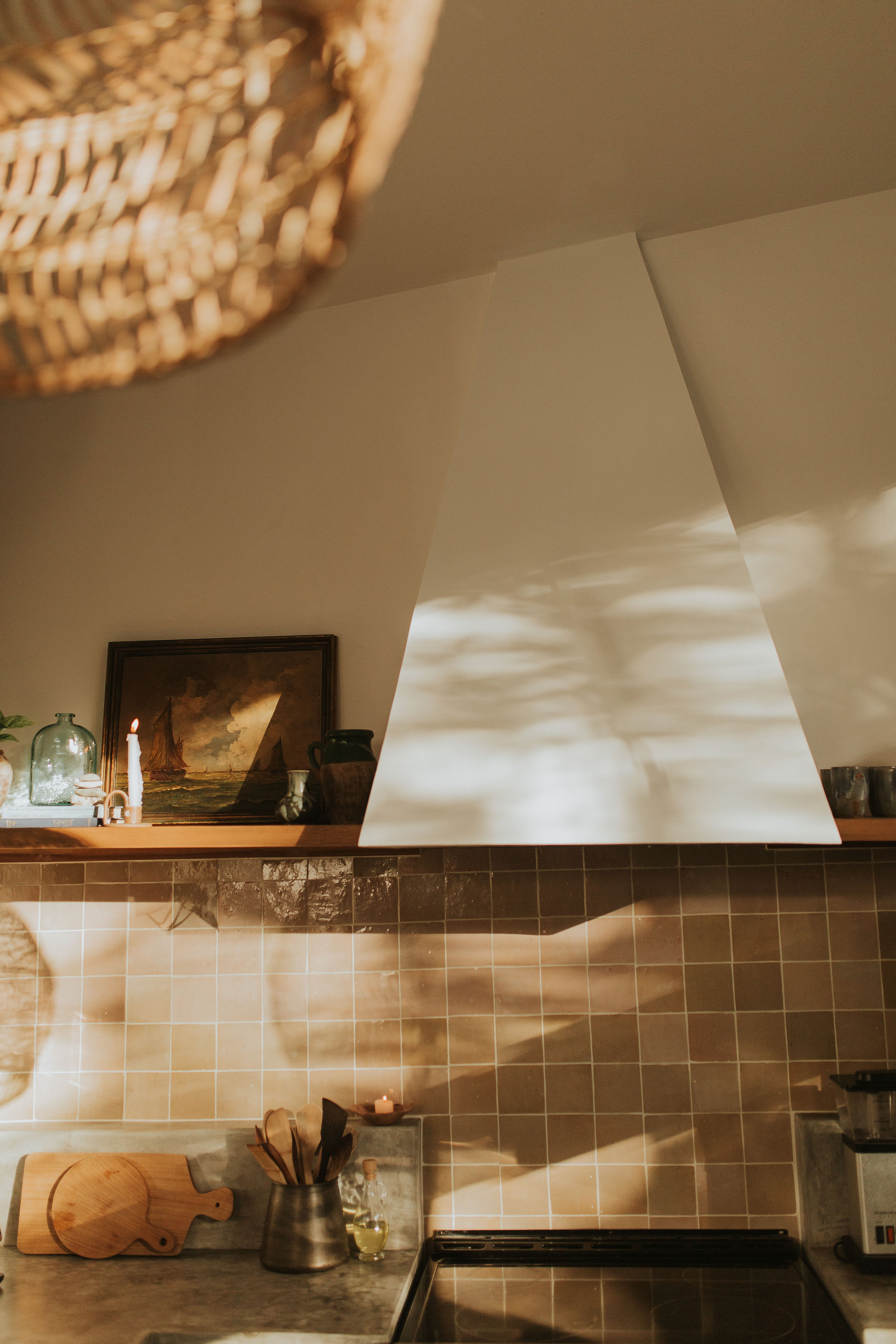 Woven pendant light and range hood detail